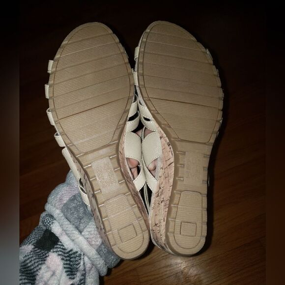 Naturalizer beige wedge sandals Womans Size 9m - Picture 4 of 7